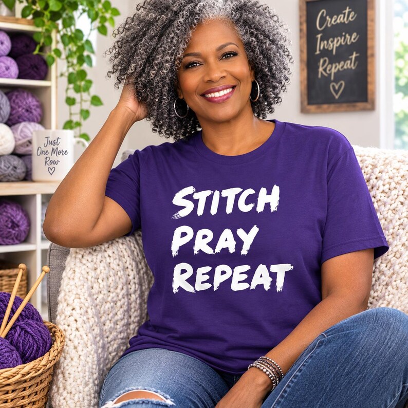 Camiseta "Stitch Pray Repeat" / Camiseta para tejedores / Regalo para crocheteros imagen 2