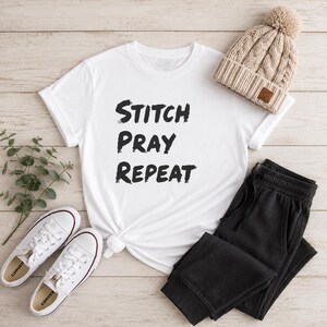 Camiseta "Stitch Pray Repeat" / Camiseta para tejedores / Regalo para crocheteros imagen 5
