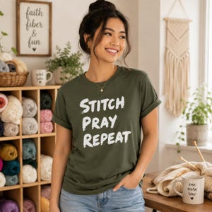 Camiseta "Stitch Pray Repeat" / Camiseta para tejedores / Regalo para crocheteros imagen 8