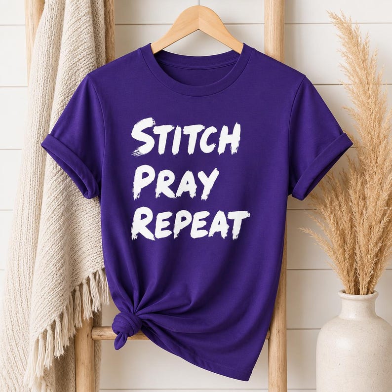 Camiseta "Stitch Pray Repeat" / Camiseta para tejedores / Regalo para crocheteros imagen 1