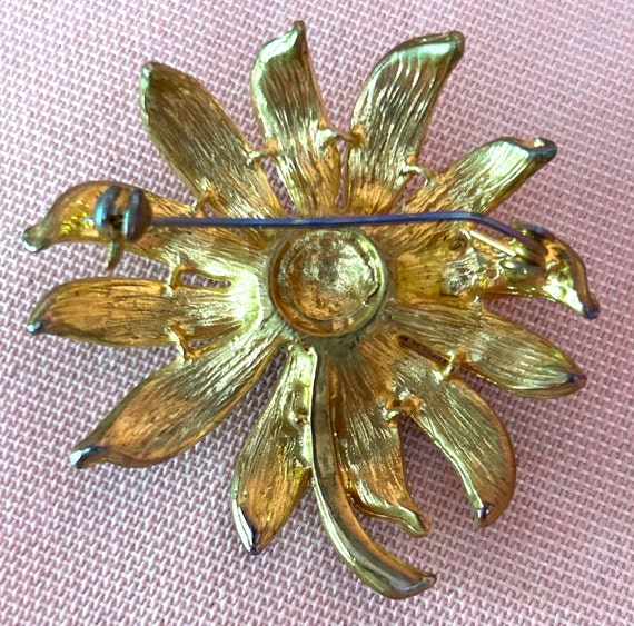 Vintage Daisy Brooch/Pin With Hand Painted Gold/W… - image 4
