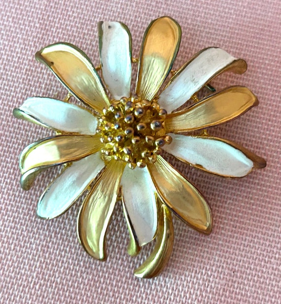 Vintage Daisy Brooch/Pin With Hand Painted Gold/W… - image 3
