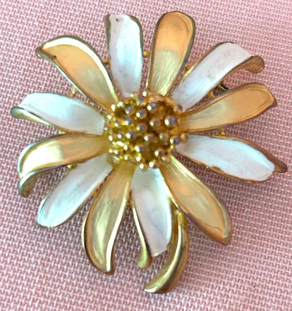 Vintage Daisy Brooch/Pin With Hand Painted Gold/W… - image 2