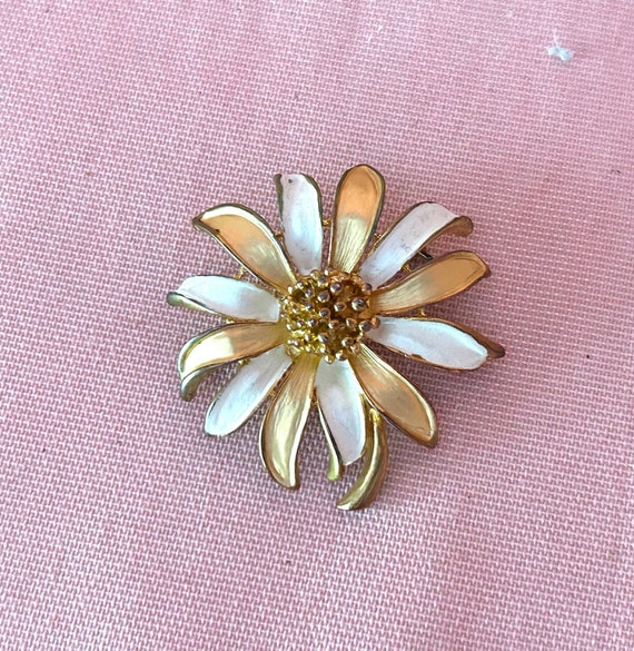 Vintage Daisy Brooch/Pin With Hand Painted Gold/W… - image 1