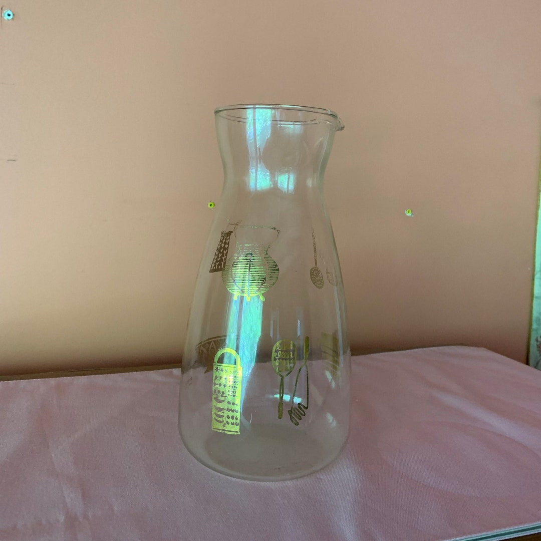 Vintage Pyrex Glass Carafe/pitcher/jug With Gold Coloured Kitchen Utensils/tools Images Pyrex