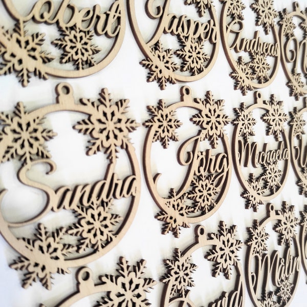 Weihnachten Holzdekor Weihnachtskugeln personalisierte Ornament Laser geschnitten Namen Weihnachten individuelle Geschenkanhänger mit Namen Holz Weihnachtsdekor