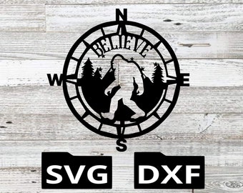 Könnte beinhalten: Schwarzweißes Kompassdesign mit dem Wort "Believe" und einer Silhouette von Bigfoot im Inneren. Die Kompasspunkte sind Nord, Süd, Ost und West.  SVG- und DXF-Dateiformate sind enthalten.