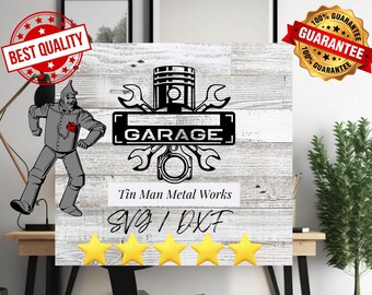 Könnte beinhalten: Schwarzweißes digitales Design mit einer stilisierten Darstellung eines Kolbens und eines Schraubenschlüssels mit dem Wort "GARAGE" in einem Banner. Das Design befindet sich auf einem weißen Holzgrund mit dem Text "Tin Man Metal Works SVG / DXF" unterhalb des Designs. Fünf gelbe Sterne befinden sich unterhalb des Textes.