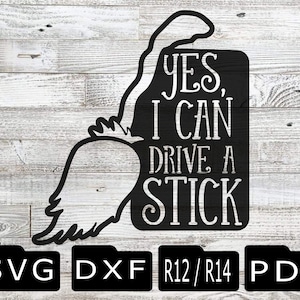 Könnte beinhalten: Schwarzweißes Grafikdesign eines Autos mit dem Text "YES, I CAN DRIVE A STICK" auf weißem Holzgrund. Das Bild enthält die Dateitypen SVG, DXF, R12/R14 und PDF.