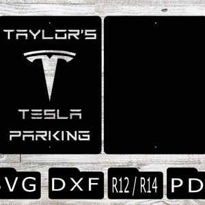 Op de afbeelding: Zwart metalen bord met witte tekst die "Taylor's Tesla Parking" luidt. Het bord heeft het Tesla-logo. Het bord staat op een houten achtergrond met de woorden "SVG, DXF, R12/R14, PDF" eronder.