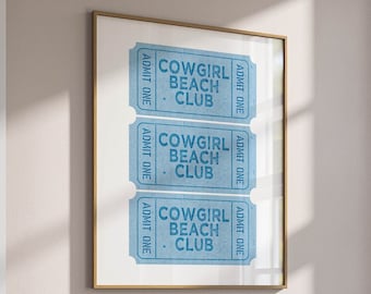 Könnte beinhalten: Ein gerahmter Druck von drei blauen Tickets mit dem Text "Cowgirl Beach Club", der auf jedem Ticket wiederholt wird. Die Tickets sind vertikal angeordnet, wobei der Text nach vorne zeigt. Der Rahmen ist golden.