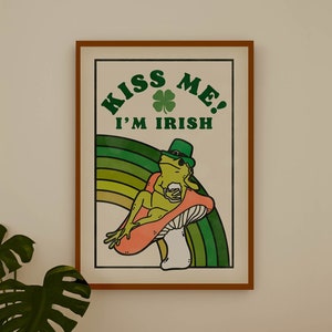 Bésame Soy Irish Frog Poster decoración navideña del día de San Patricio, decoración cottagecore divertido arte de pared retro, regalo vintage para amantes de las ranas con arte de setas imagen 1