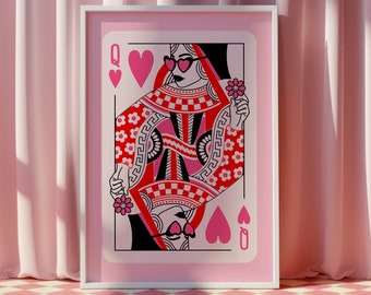 Puede incluir: Una ilustración de la carta de la Reina de Corazones, con una mujer que lleva gafas de sol y una corona. La carta es rosa y roja y está enmarcada en blanco.