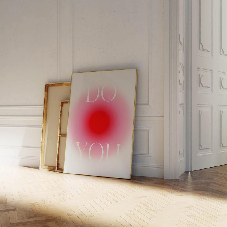 Peut inclure: Une affiche encadr&eacute;e blanche avec un fond d&eacute;grad&eacute; rose et rouge et le texte "DO YOU" en blanc.