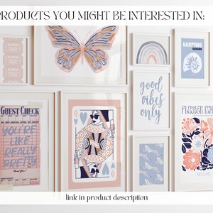 K&ouml;nnte beinhalten: Eine Sammlung gerahmter Drucke mit verschiedenen Designs, darunter ein Schmetterling, ein Regenbogen, eine Muschel, ein G&auml;stecheck, eine Dame-Herz-Spielkarte, ein Blumenmuster und Text, der "good vibes only" lautet.