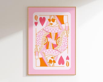 Puede incluir: Una carta de juego rosa con un diseño de reina de corazones. La reina lleva gafas de sol y sostiene una copa de champán. La carta tiene un patrón floral rosa y naranja.