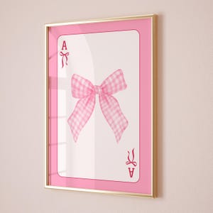 Aaskaart print roze strik poster coquette kamer decor esthetiek, roze gingang trendy strik print, speelkaart poster girly print roze slaapzaal decor