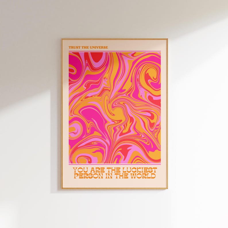 Peut inclure: Une impression abstraite en spirale rose et orange avec le texte "Trust the Universe" et "You are the luckiest person in the world".