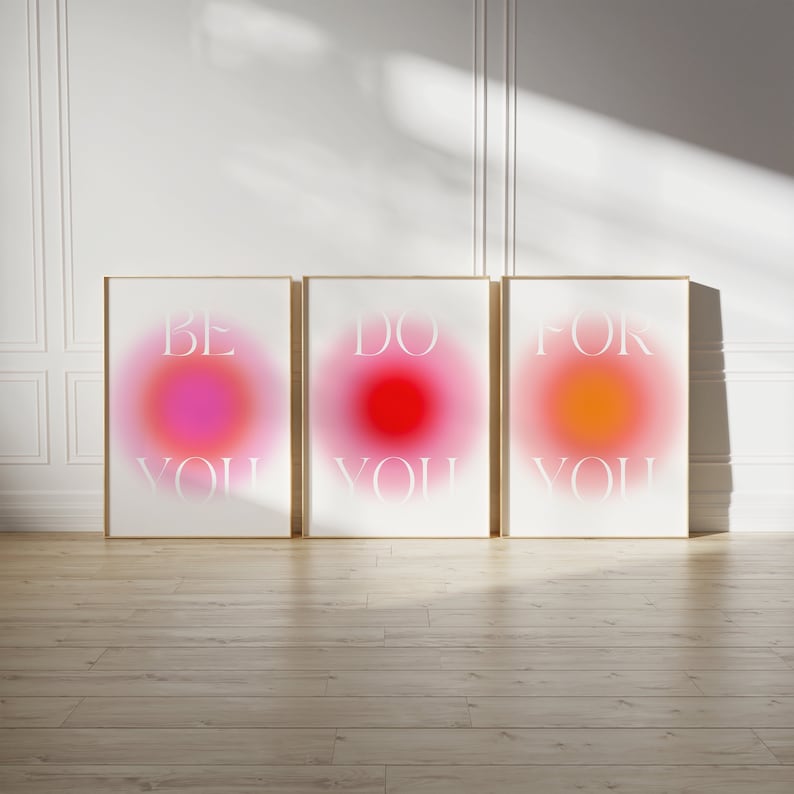 Peut inclure: Trois impressions encadr&eacute;es avec un fond d&eacute;grad&eacute; dans les tons de rose, rouge et orange. Le texte "BE YOU", "DO YOU" et "FOR YOU" est imprim&eacute; en blanc sur chaque impression.