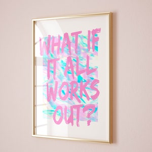 Puede incluir: Un cuadro enmarcado con el texto "WHAT IF IT ALL WORKS OUT?" en trazos de pincel rosa brillante. El fondo presenta un patr&oacute;n iridiscente colorido de azules, verdes y rosas. El marco es de color dorado.