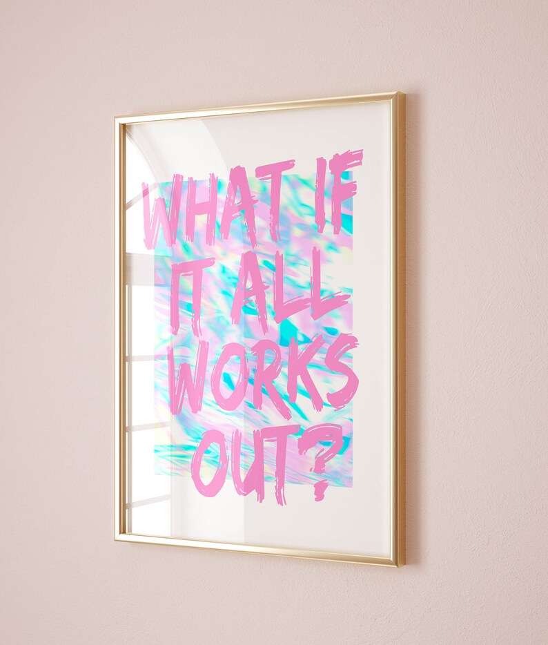Puede incluir: Un cuadro enmarcado con el texto "WHAT IF IT ALL WORKS OUT?" en trazos de pincel rosa brillante. El fondo presenta un patr&oacute;n iridiscente colorido de azules, verdes y rosas. El marco es de color dorado.