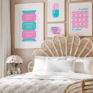 Peut inclure: Une t&ecirc;te de lit en osier blanc avec un design en forme d'&eacute;ventail. La t&ecirc;te de lit est d&eacute;cor&eacute;e d'&oelig;uvres d'art murales roses et bleues avec le texte "good times", "chill pill", "more amor por favor", et "it comes in waves".