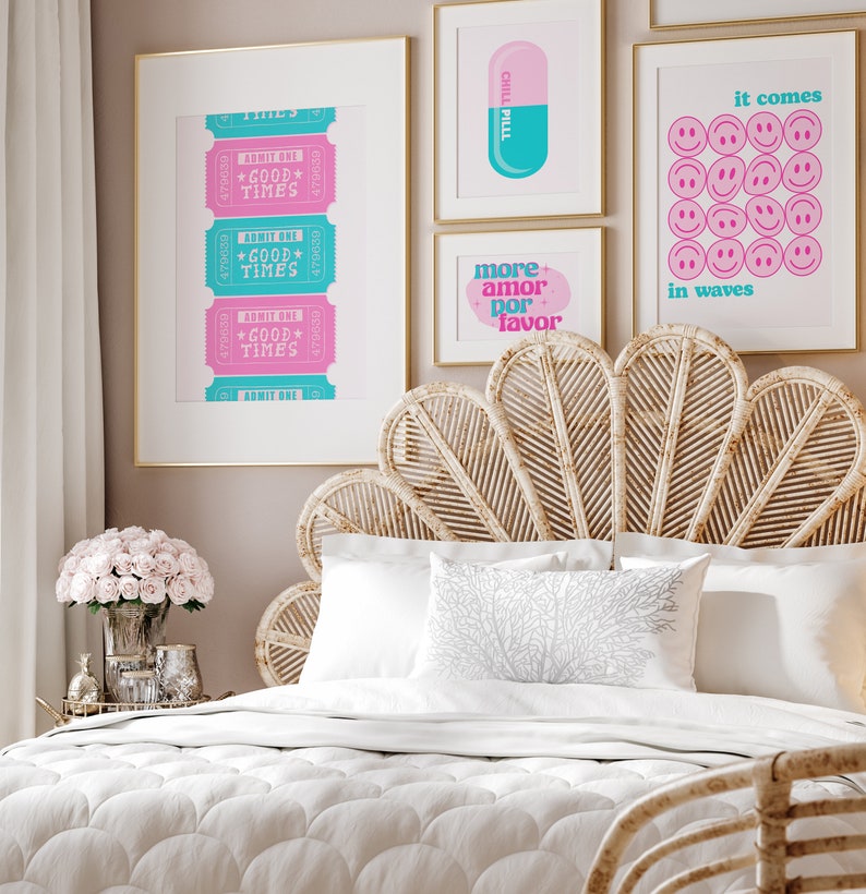 Peut inclure: Une t&ecirc;te de lit en osier blanc avec un design en forme d'&eacute;ventail. La t&ecirc;te de lit est d&eacute;cor&eacute;e d'&oelig;uvres d'art murales roses et bleues avec le texte "good times", "chill pill", "more amor por favor", et "it comes in waves".
