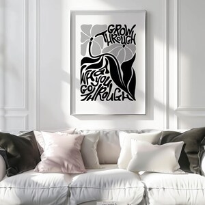 Puede incluir: Impresi&oacute;n de arte tipogr&aacute;fico en blanco y negro con el texto "Grow through what you go through". El texto est&aacute; estilizado para parecer una flor.