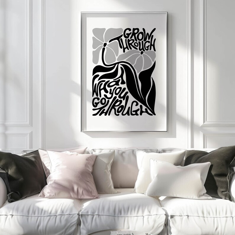 Puede incluir: Impresi&oacute;n de arte tipogr&aacute;fico en blanco y negro con el texto "Grow through what you go through". El texto est&aacute; estilizado para parecer una flor.