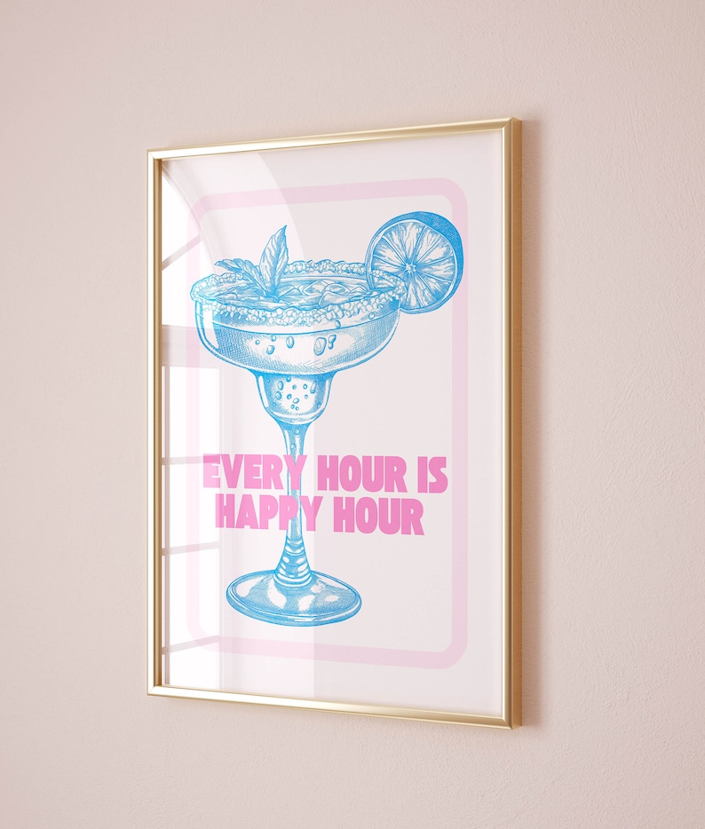 Puede incluir: Una impresi&oacute;n enmarcada con una ilustraci&oacute;n azul de una copa de margarita con una rodaja de lima. El texto "EVERY HOUR IS HAPPY HOUR" est&aacute; impreso en rosa.