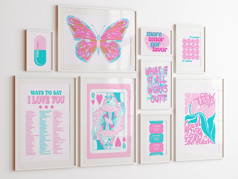 Peut inclure: Un mur de galerie avec des impressions encadr&eacute;es dans un sch&eacute;ma de couleurs rose et bleu. Les impressions pr&eacute;sentent divers motifs, notamment un papillon, une carte &agrave; jouer et de l'art textuel. Le texte sur les impressions comprend des phrases comme "Chill Pill", "Ways to Say I Love You", "More Amor Por Favor", "What If It All Works Out?", "It Comes In Waves", "Grow Through", et "What You Go Through".