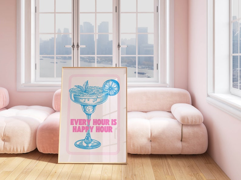 Puede incluir: Una impresi&oacute;n enmarcada con un fondo rosa y una ilustraci&oacute;n azul de una copa de margarita con una rodaja de lima. El texto "EVERY HOUR IS HAPPY HOUR" est&aacute; impreso en rosa debajo del vaso.