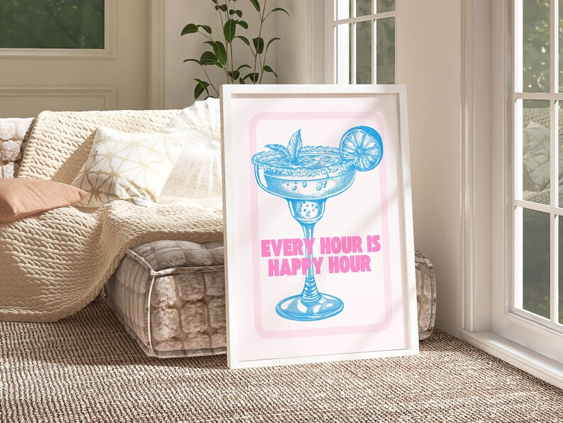 Puede incluir: Una impresi&oacute;n enmarcada en blanco con una ilustraci&oacute;n azul de una copa de margarita con una rodaja de lima y el texto "Every Hour is Happy Hour" en rosa.