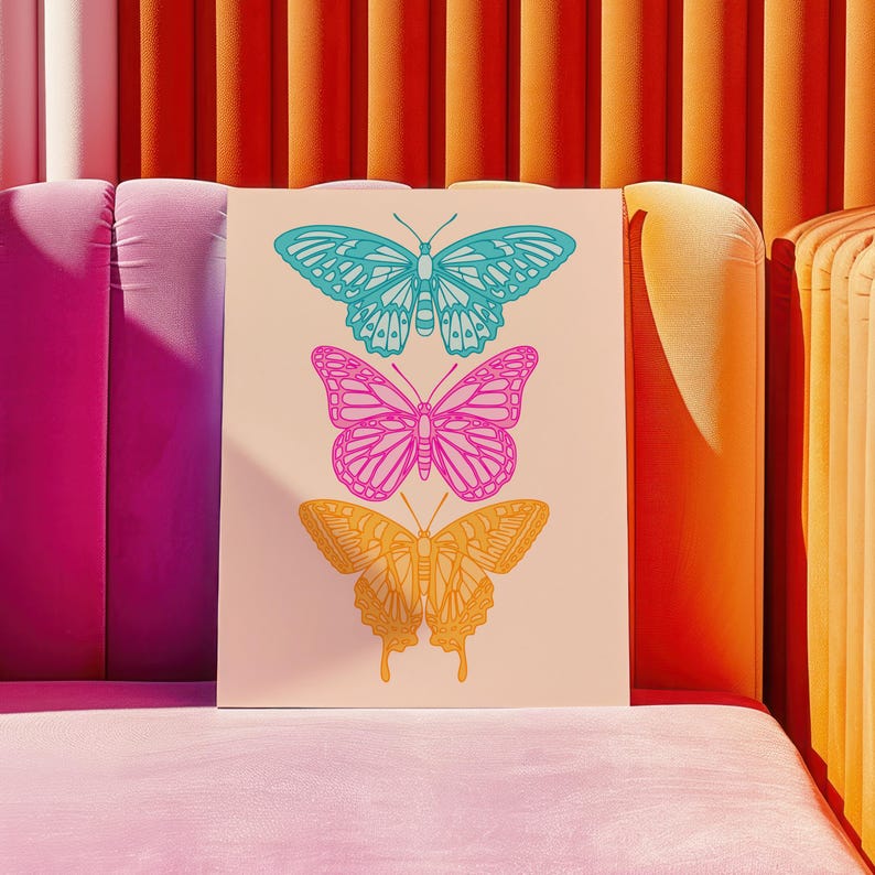 Pode incluir: Uma impress&atilde;o com tr&ecirc;s borboletas estilizadas em uma linha vertical. A borboleta superior &eacute; azul, a borboleta do meio &eacute; rosa e a borboleta inferior &eacute; amarela.