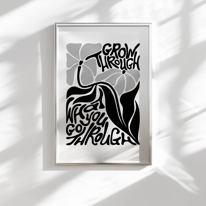 Puede incluir: Impresi&oacute;n en blanco y negro con un dise&ntilde;o floral y el texto "Grow through what you go through".