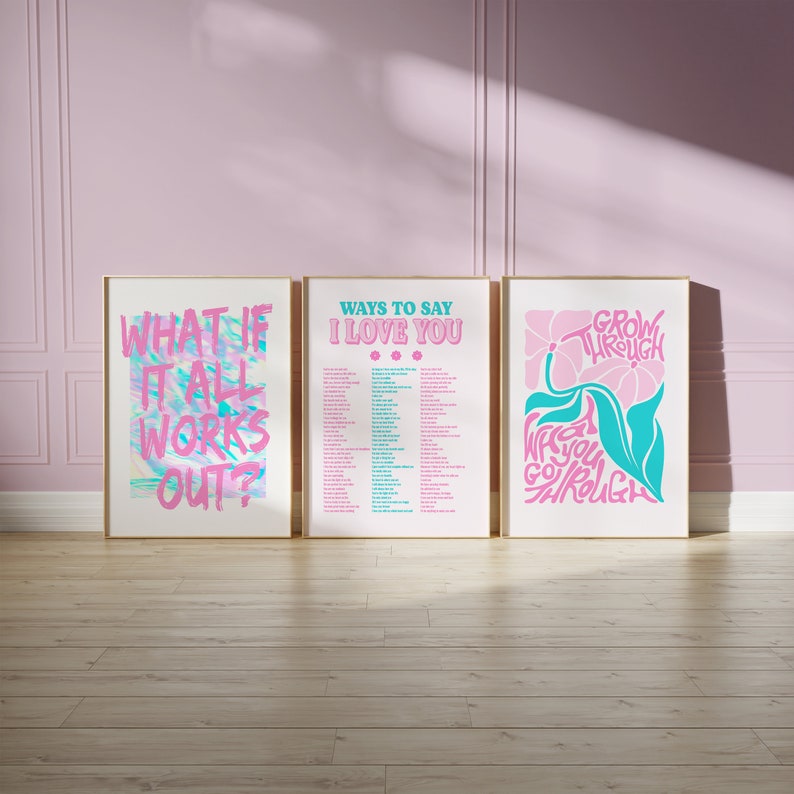 Peut inclure: Trois impressions encadr&eacute;es avec du texte et des motifs roses et bleus. La premi&egrave;re impression dit "What if it all works out?" La deuxi&egrave;me impression dit "Ways to say I love you" et contient une liste de phrases. La troisi&egrave;me impression dit "Grow through what you go through" et pr&eacute;sente un motif de fleur stylis&eacute;.