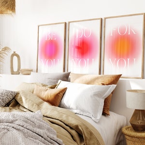 Peut inclure: Trois impressions encadr&eacute;es avec un fond d&eacute;grad&eacute; dans des tons de rose, rouge et orange. Le texte "BE YOU", "DO YOU" et "FOR YOU" est imprim&eacute; en blanc sur chaque impression.