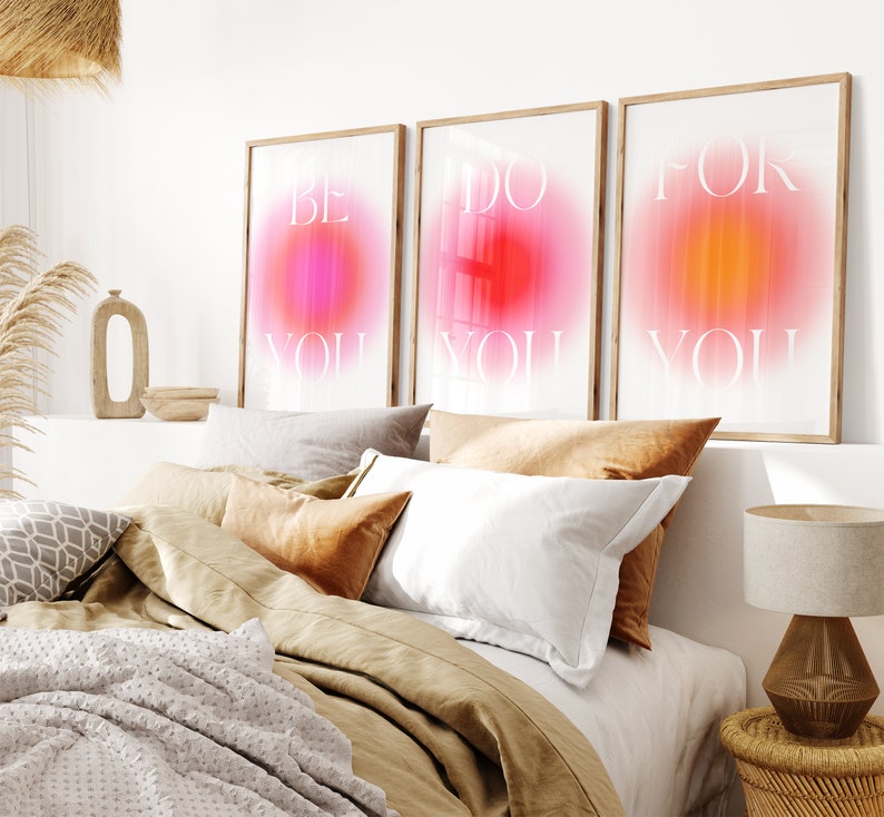 Peut inclure: Trois impressions encadr&eacute;es avec un fond d&eacute;grad&eacute; dans des tons de rose, rouge et orange. Le texte "BE YOU", "DO YOU" et "FOR YOU" est imprim&eacute; en blanc sur chaque impression.