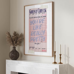 K&ouml;nnte beinhalten: Ein gerahmter Druck eines rosa und wei&szlig;en Gastchecks mit dem Text "You're like really pretty" in lila. Die Checknummer lautet 823645.