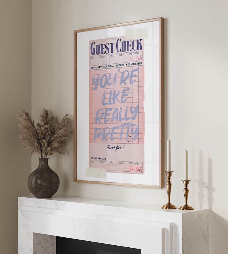 K&ouml;nnte beinhalten: Ein gerahmter Druck eines rosa und wei&szlig;en Gastchecks mit dem Text "You're like really pretty" in lila. Die Checknummer lautet 823645.