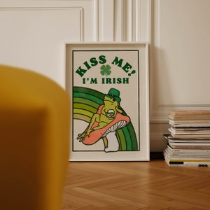 Bésame Soy Irish Frog Poster decoración navideña del día de San Patricio, decoración cottagecore divertido arte de pared retro, regalo vintage para amantes de las ranas con arte de setas imagen 3
