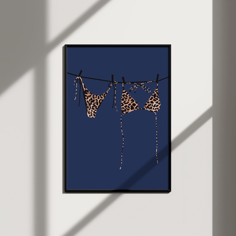 marineblaue Wand Kunst Bikini Druck Leopard Plakat, funky Wandkunst Wohnung Drucke Wandkunst trendy, Retro Plakat Wohnheim ästhetische Wandkunst Bild 1