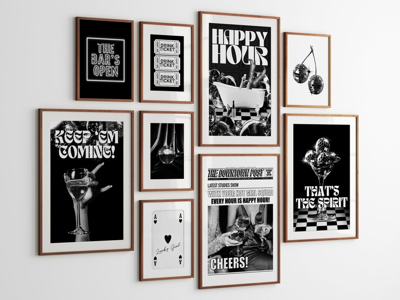 Pode incluir: Uma parede de galeria com impress&otilde;es emolduradas em preto e branco com um tema de happy hour. As impress&otilde;es apresentam textos como "Happy Hour", "The Bar's Open", "Keep 'Em Coming!" e "That's The Spirit".