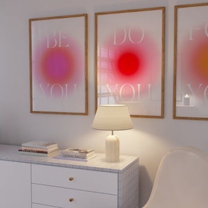 Peut inclure: Trois impressions encadr&eacute;es avec un fond d&eacute;grad&eacute; et du texte blanc. Le texte sur les impressions est "Be You", "Do You" et "For You". Les impressions sont accroch&eacute;es &agrave; un mur blanc au-dessus d'une commode blanche avec une lampe et une chaise blanche.