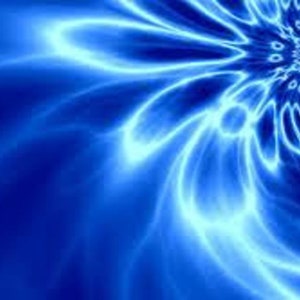 Puede incluir: Arte digital abstracto con un patrón azul y blanco en espiral. El patrón crea una sensación de profundidad y movimiento, como un vórtice.