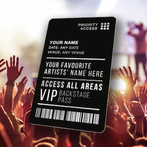 VIP-CADEAU BACKSTAGE Pass: aangepaste aluminiumkaart van hoge kwaliteit met je artiest/band/zanger/groep, naam, locatie en datum. Het perfecte ventilatorcadeau.