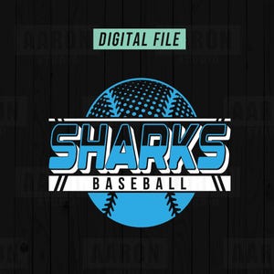 Puede incluir: Un archivo digital con un diseño de béisbol. El diseño incluye la palabra "SHARKS" en azul y blanco, con "BASEBALL" debajo. Un gráfico de béisbol está en el fondo. El archivo incluye formatos SVG, EPS, PNG, JPG y DXF.