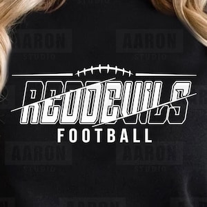 Könnte beinhalten: Schwarzweißes Grafikdesign mit dem Text "Red Devils Football" auf schwarzem Hintergrund.