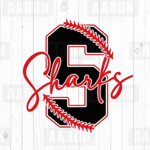 Puede incluir: Diseño gráfico con la palabra "Sharks" en rojo sobre un número 5 negro con costuras de béisbol rojas. El diseño está sobre un fondo blanco con vetas de madera.