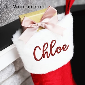 Puede incluir: Un calcet&iacute;n de Navidad rojo y blanco con un borde de piel sint&eacute;tica. El calcet&iacute;n tiene un regalo dentro y el nombre "Chloe" bordado en rojo en la parte delantera.